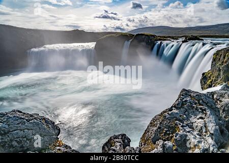 Cascade de Godafoss, brumeuse de l'eau pulvérisée le matin nuageux, Islande Banque D'Images