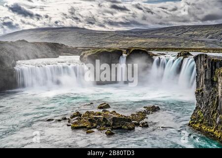 Cascade de Godafoss, brumeuse de l'eau pulvérisée le matin nuageux, Islande Banque D'Images