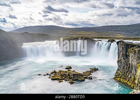 Cascade de Godafoss, brumeuse de l'eau pulvérisée le matin nuageux, Islande Banque D'Images