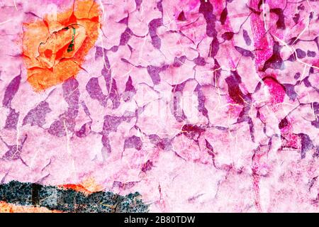 Texture de surface colorée avec peinture rouge et rose sur une structure de surface métallique avec fissures et rayures. Pour les arrière-plans abstraits. Allemagne Banque D'Images