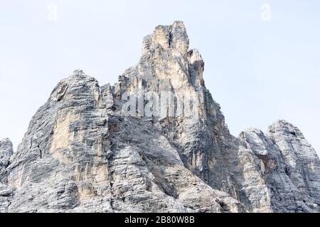 Détail du majestueux pic de Sorapiss dans la chaîne des Alpes italiennes, en particulier dans les Dolomites. Banque D'Images