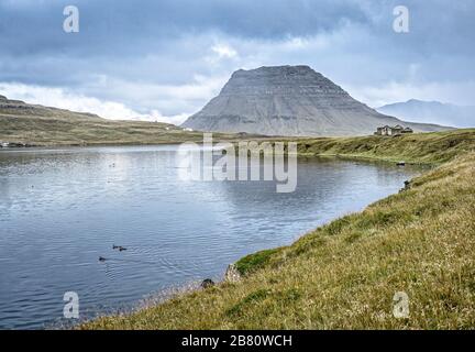 Célèbre Kirkufell montagne sur la péninsule de neige dans l'ouest de l'Islande, photographie de paysage Banque D'Images