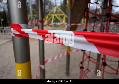 Leipzig, Allemagne. 19 mars 2020. Une aire de jeux pour enfants avec ruban adhésif près du centre-ville. Les aires de jeux seront fermées à partir du jeudi 19.03.2020. Crédit: Sebastian Willnow/dpa-Zentralbild/dpa/Alay Live News Banque D'Images