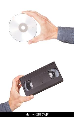 Cassette vidéo et lecteur de cd dans votre main. Sur fond blanc. Banque D'Images