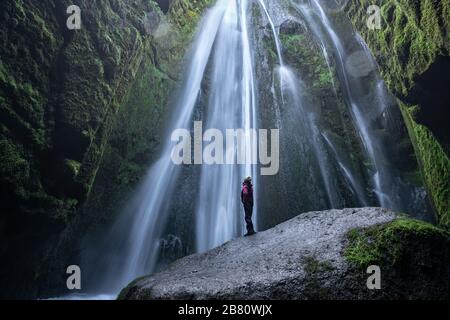 Vue imprenable sur la cascade de Gljurar Foss à l'intérieur d'une caverne dans le sud-ouest de l'Islande Banque D'Images