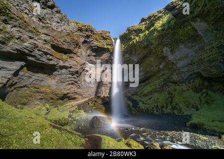 Vue imprenable sur la cascade de Kvernu Foss dans une vallée cachée du sud-ouest de l'Islande Banque D'Images