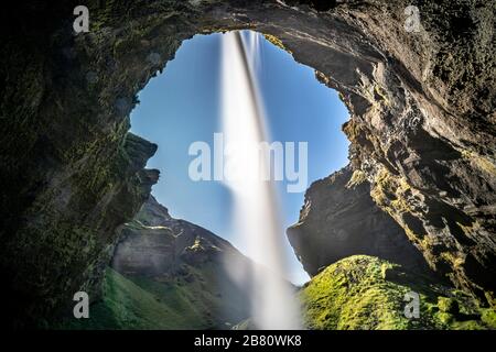 Vue imprenable sur la cascade de Kvernu Foss dans une vallée cachée du sud-ouest de l'Islande Banque D'Images