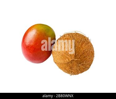 Mangue et noix de coco isolées sur fond blanc. Fruits tropicaux, juteux. Cuisine végétarienne Banque D'Images