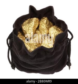 Pierres de pépites d'or dans un sac sur un fond blanc. Banque D'Images