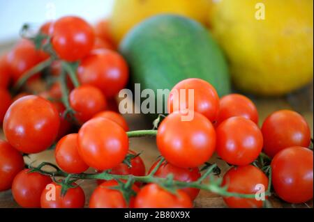 Tomates cerises sur table en bois. Banque D'Images