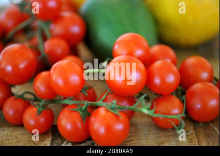 Tomates cerises sur table en bois. Banque D'Images