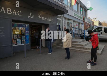 16 mars 2020 : Manosque, France. Les gens font de gros achats dans les supermarchés et font la queue dans les tabacconistes tandis que les cafés et les restaurants restent fermés dans le cadre d'une crise du coronavirus en France. Le gouvernement français a mis en place des mesures strictes contre l'épidémie de coronavirus (Covid-19) alors que le pays lutte pour freiner la propagation de l'épidémie (Credit image: © Louai Barakat/IMAGESLIVE via ZUMA Wire) Banque D'Images