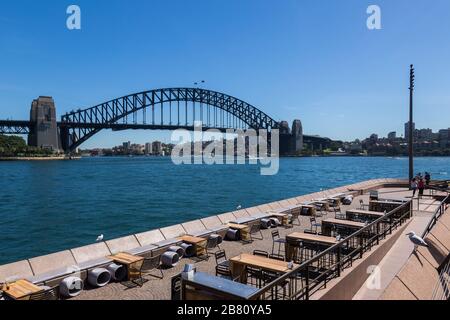 Opera Bar, Circular Quay, dans le quartier central des affaires de Sydney est très vide en raison de l'épidémie de coronavirus, avec très peu de clients aroun Banque D'Images