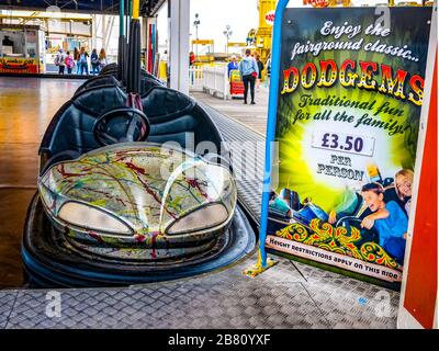 Promenade en voiture à Dodgem sur la jetée de Brighton Banque D'Images