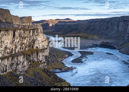 Cascade de Havragilsfoss près de Dettifoss dans le profond canyon de Joekulsa a Fjoellum River dans les Highlands du nord de l'Islande Banque D'Images