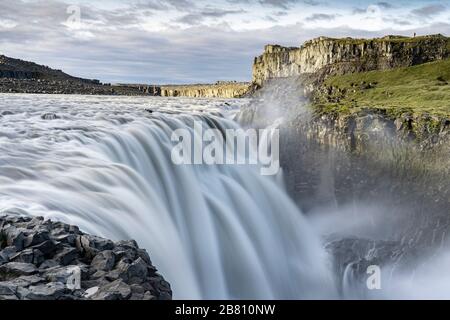 Le célèbre Dettifoss dans le nord de l'Islande est l'une des plus grandes cascades d'Europe Banque D'Images