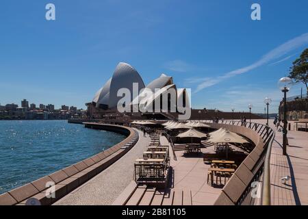 Opera Bar, Circular Quay, dans le quartier central des affaires de Sydney est très vide en raison de l'épidémie de coronavirus, avec très peu de clients aroun Banque D'Images