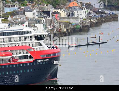 Bateau de croisière hybride écologique MS Fridtjof Nansen arrivant au port britannique de Fowey le 15 mars 2020 pendant sa croisière à shakedown Banque D'Images