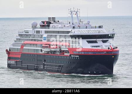 Bateau de croisière hybride écologique MS Fridtjof Nansen arrivant du port britannique de Fowey le 15 mars 2020 pendant sa croisière à shakedown Banque D'Images