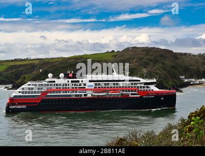 Bateau de croisière hybride écologique MS Fridtjof Nansen arrivant au port britannique de Fowey le 15 mars 2020 pendant sa croisière à shakedown Banque D'Images