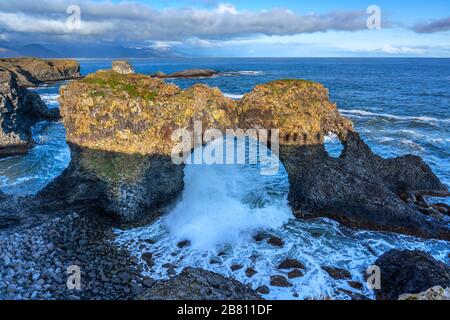 Impressionnante arche de roche de basalte érodée par les vagues de l'océan atlantique, péninsule de Snaefellsness, ouest de l'Islande Banque D'Images