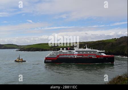 Bateau de croisière hybride écologique MS Fridtjof Nansen arrivant dans le port britannique de Fowey 15 mars 2020 assisté par le remorqueur du port Morgawr Banque D'Images