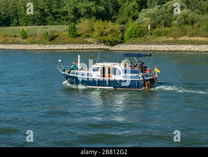 Düsseldorf, Rhénanie, Allemagne, 09/15/2019 - UNE famille naviguant le long du Rhin dans un petit bateau à moteur. Banque D'Images