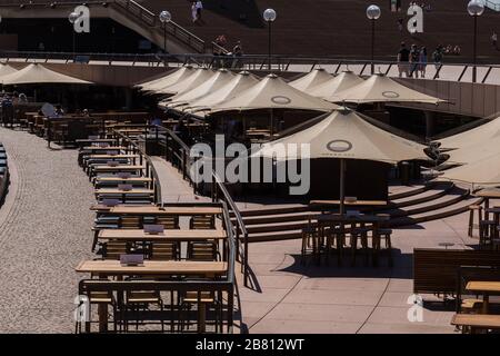 Opera Bar, Circular Quay, dans le quartier central des affaires de Sydney est très vide en raison de l'épidémie de coronavirus, avec très peu de clients aroun Banque D'Images