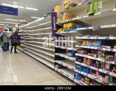 Videz l'allée de pain dans le supermarché britannique pendant l'épidémie de Covid-19 au Royaume-Uni. Banque D'Images