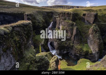 Vue spectaculaire sur le canyon de Kirkjubæjarklaustur dans le sud de l'Islande, paysage Banque D'Images