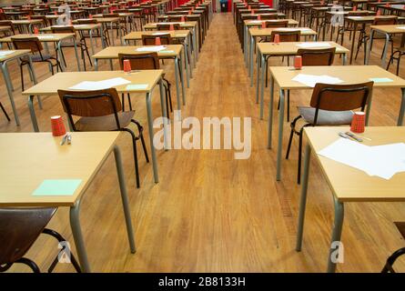 rangées de chaises et de tables vides dans la salle d'examens du lycée Banque D'Images