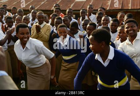 RWANDA, Ruhengeri, école catholique, club de jeunes pour l'unité et la réconciliation entre les différents groupes ethniques Hutu et Tutsi / RUANDA, Ruhengeri, katholische Schule St. Vincent Muhoza, Jugend Club Einheit und Versoezwischen Hutu und Tutsi Banque D'Images