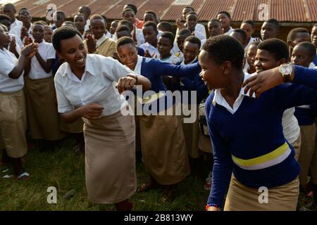 RWANDA, Ruhengeri, école catholique, club de jeunes pour l'unité et la réconciliation entre les différents groupes ethniques Hutu et Tutsi / RUANDA, Ruhengeri, katholische Schule St. Vincent Muhoza, Jugend Club Einheit und Versoezwischen Hutu und Tutsi Banque D'Images