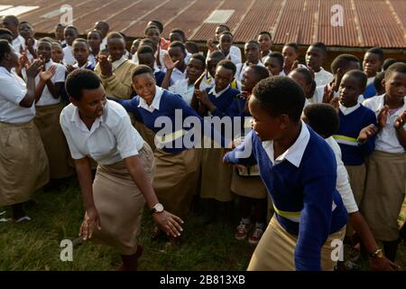 RWANDA, Ruhengeri, école catholique, club de jeunes pour l'unité et la réconciliation entre les différents groupes ethniques Hutu et Tutsi / RUANDA, Ruhengeri, katholische Schule St. Vincent Muhoza, Jugend Club Einheit und Versoezwischen Hutu und Tutsi Banque D'Images