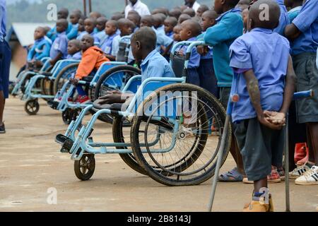 RWANDA, Musanze, Ruhengeri, village Janja, école pour enfants handicapés / RUANDA, Schule mit behinderten und nicht-behinderten Kindern Banque D'Images