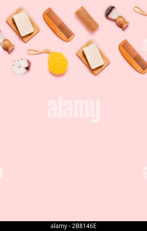 Accessoires écologiques pour bains de femme : éponges naturelles, peigne en bois, brosse à raser et tube artisanal. Banque D'Images