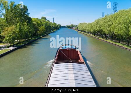 Barge sur le canal de l'Herne du Rhin à Oberhausen, Allemagne Banque D'Images