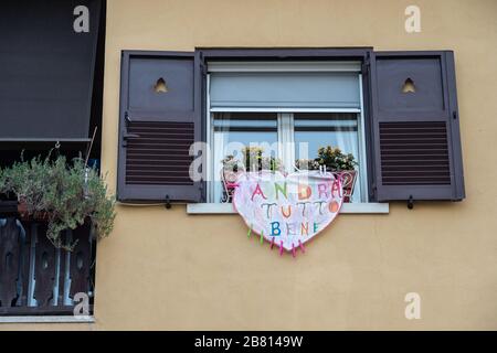 Des bannières de solidarité sont apparues sur de nombreuses fenêtres et balcons de maisons dans le populaire quartier Garbatella de Rome, en Italie, dans la lutte contre l'épidémie de Coronavirus qui a fortement frappé le pays. L'expression la plus souvent citée dans ces bannières est «Tutto andrà bene - tout va bien». Banque D'Images