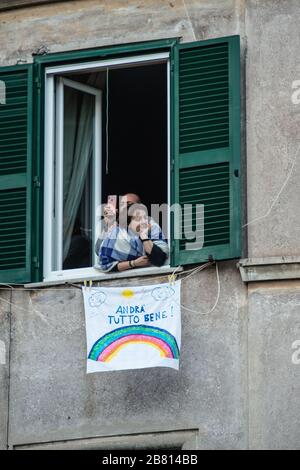 Des bannières de solidarité sont apparues sur de nombreuses fenêtres et balcons de maisons dans le populaire quartier Garbatella de Rome, en Italie, dans la lutte contre l'épidémie de Coronavirus qui a fortement frappé le pays. L'expression la plus souvent citée dans ces bannières est «Tutto andrà bene - tout va bien». Banque D'Images