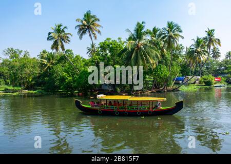 Alapphuzza, Kerala, Inde - 25 décembre 2019 - UNE Péniche colorée Banque D'Images