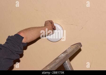 Détecteur de fumée au plafond,installation d'un détecteur de fumée au plafond de Berlin Banque D'Images