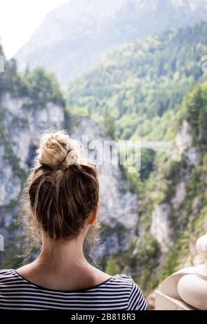 Personne femme regardant de Neuschwanstein Marien pont vallée Tegelberg Banque D'Images