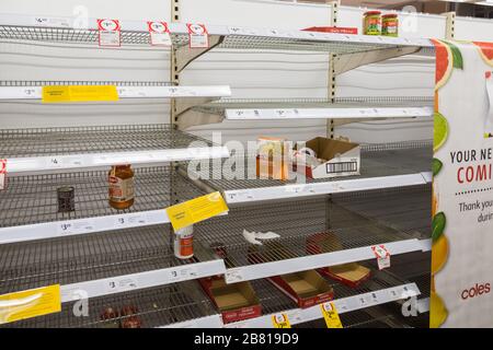 Coles supermarché à Rose Bay, Sydney montrant des étagères vides. Banque D'Images