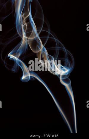 Fumée bleue sur fond noir. La fumée et le brouillard se répandent et vont du coin inférieur au coin supérieur et droit Banque D'Images