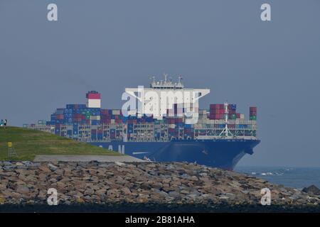 Gigantesque porte-conteneurs arrivant au Maasvlakte depuis la mer de Norths jusqu'au Nieuwe Waterweg sur le port de Rotterdam aux Pays-Bas Banque D'Images