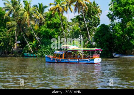 Alaphuzza, Kerala, Inde - 25 décembre 2019 - Péniche dans le lac Banque D'Images