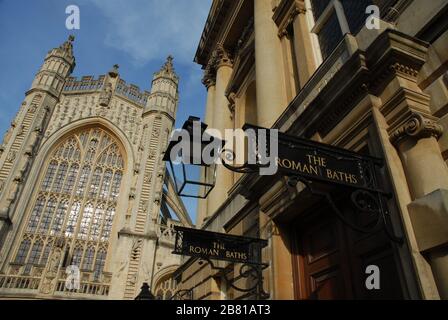 Partie de la fachada de St. Peter's Abbey y de la entrada principal de los baños romanos, Bath, Somerset, Suroeste de Inglaterra. Banque D'Images