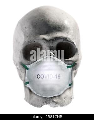 Crâne humain portant un masque chirurgical Covid-19 dans un grave avertissement que la maladie virale peut être mortelle pour les personnes isolées sur le blanc Banque D'Images
