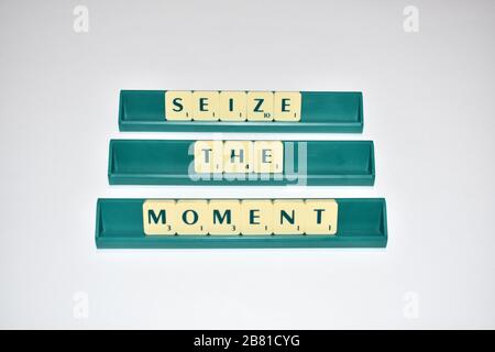 Scrabble tuiles sort Seize the moment Motivational citation Scrabble blocs lettres gris arrière-plan vie citation induire Alphabet. Banque D'Images