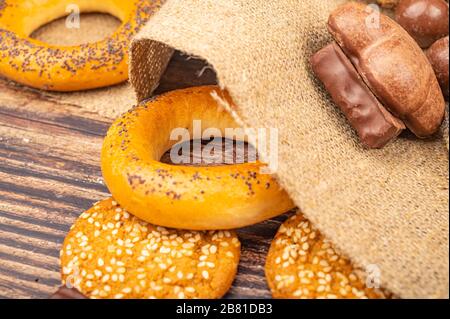 Gâteaux au chocolat, biscuits et bagels sur fond de tissu texturé. Gros plan Banque D'Images